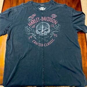 Men’s black Harley Davidson T-shirt.